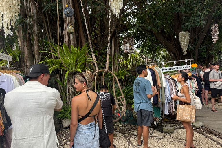 室内ではなく、ジャングルのような木々に包まれたサンデーマーケット。