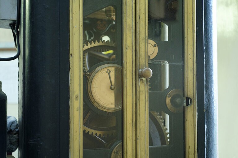 当時は灯台守が巻き上げていたという。1961年に錘に代わって小型モーターが導入された。