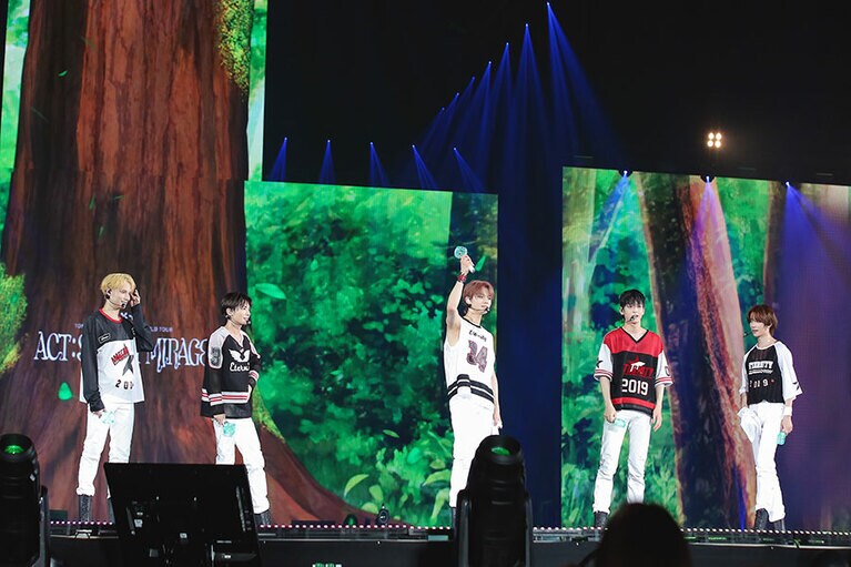 スポーティーな衣装に早着替えしたTXTのメンバーたち。(P)&(C) BIGHIT MUSIC