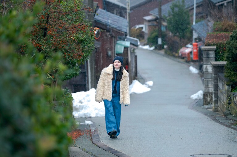 俳優・山田杏奈さんといく、世界遺産の島・佐渡島。雪景色の北沢浮遊選鉱場は神秘的な風景【通いたくなる島、佐渡】