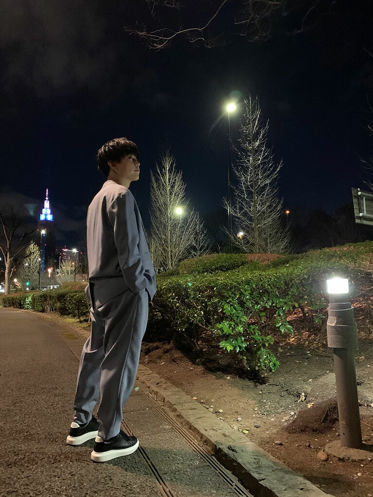 カウントダウンライブ前に会場周辺を散歩する岩岡さんのオフショット。