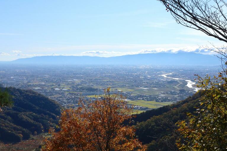 主郭から南方に眺望が開けている。右手に見えるのは揖斐川の支流・根尾川