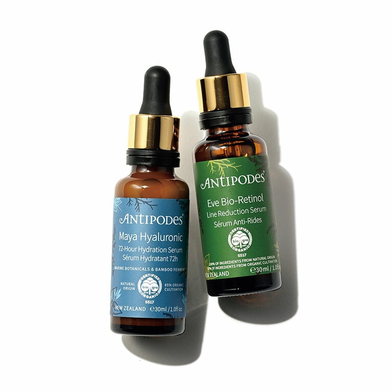 左：海洋植物由来の保湿成分と植物性ヒアルロン酸を配合した保湿美容液。アンティポディース マヤ 72H セラム 30mL 6,930円
右：植物由来のバクチオールやウチワサボテンオイルなどを配合したエイジングケア美容液。同 イヴ バイオRTN セラム 30mL 6,600円／ともに川辺