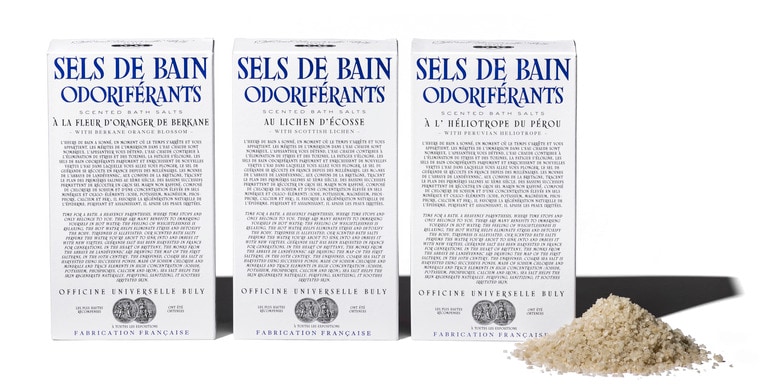 フランス・ゲランド産の最高級の海塩を使用。カルシウムや銅、鉄分、マグネシウムなどのミネラルを豊富に含む。どの香りも男女問わず人気だけれど、白い花々のブーケが香るヘリオトロープ・デュ・ペルー（右）は女性ファン、ビュリーを代表する苔の香りのリケン・デコス（中央）は男性ファンが多いとか。セル・ドゥ・バン・オドリフェラン（左から：フルール・ドランジェ・ドゥ・ベルカンヌの香り、リケン・デコスの香り、ヘリオトロープ・デュ・ペルーの香り）各500g 各4,510円／オフィシーヌ・ユニヴェルセル・ビュリー