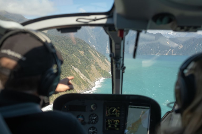 山肌すれすれで飛行するので自然のダイナミックさを目の当たりにできる。