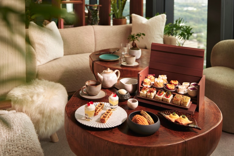 「La Belle Vie Afternoon Tea ～桃のアフタヌーンティー～」のイメージ。平日1名8,000円、土日祝1名9,000円（ともに税・サ込）、前日20:00までに要予約。提供期間／2026年7月21日（火）～9月20日（日）。