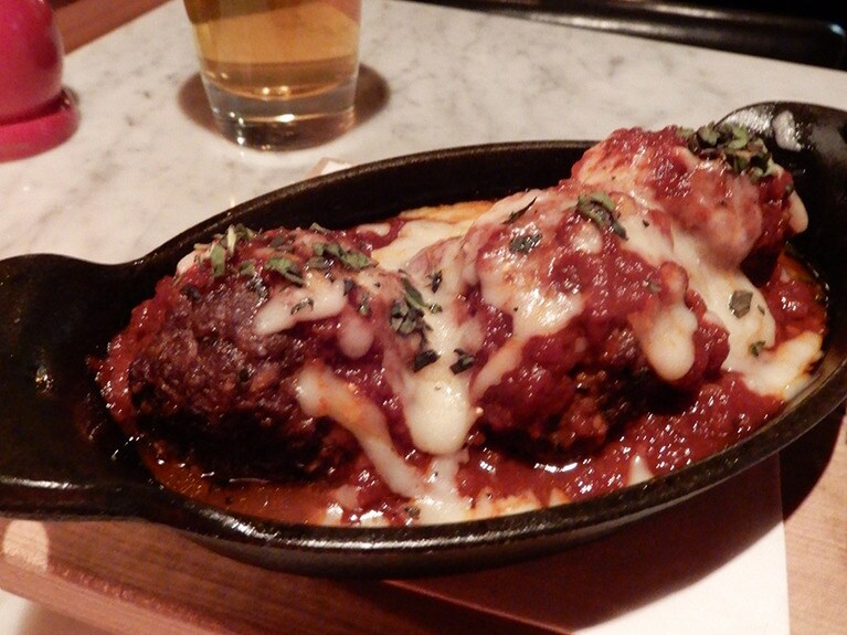 ミートボールは、ハッピーアワーメニューにも登場するシグニチャーなメニュー。ワインに合う。