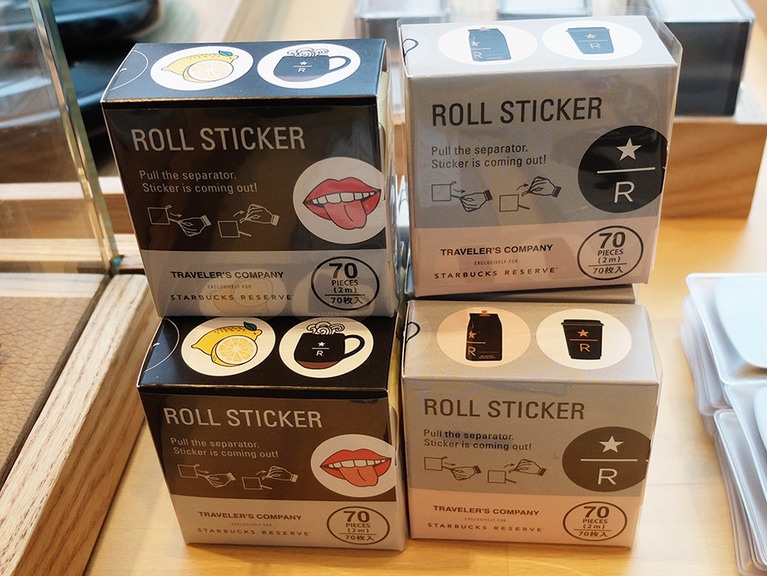 「トラベラーズカンパニーとのコラボレーション ロールステッカー」700円。