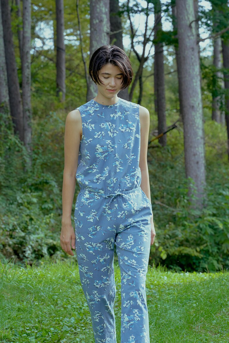 カラーはフェイドダスティコーラルオレンジ、フラワーカモ(画像はフラワーカモ着用)。