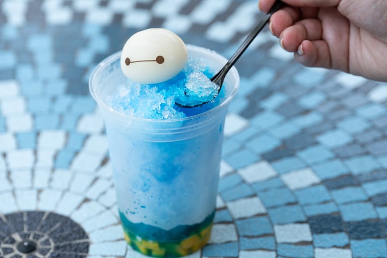 「プラザパビリオン・レストラン」のシェイブアイス（ブルーシロップ＆マンゴー／600円）。ほかにもストロベリー味が登場しています。