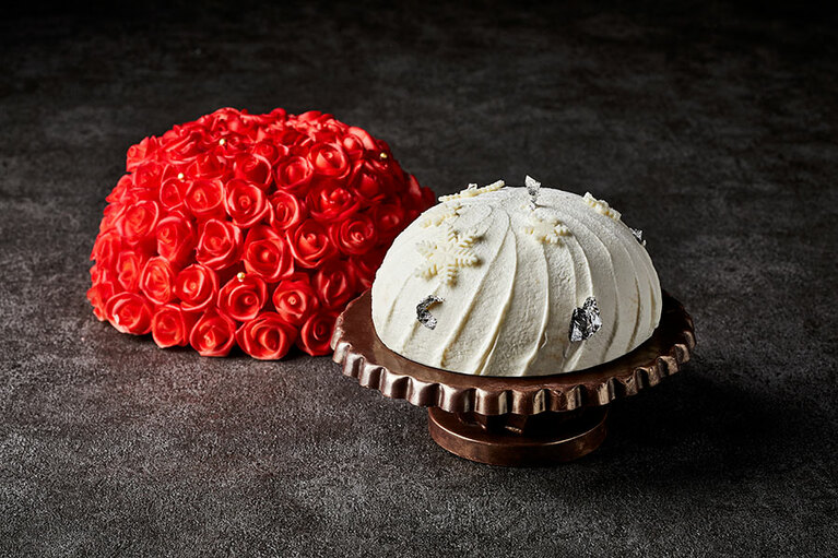 帝国ホテル 東京「The Lobby Rose」（15台限定 内側ショートケーキ 直径15cm、外側チョコレート 直径約24cm／70,000円）。