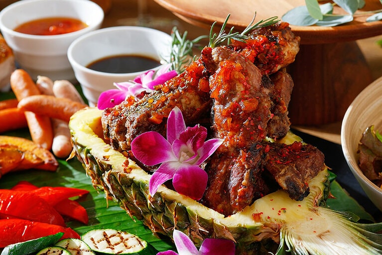 フードメニューの一例「スペアリブのオーブン焼きパイナップル風味」。