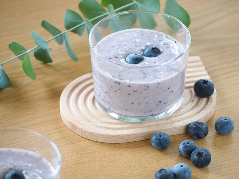 グラスに盛り付け、お好みでブルーベリーを飾り完成。