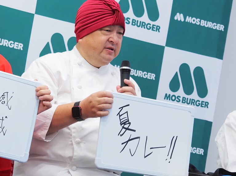 「ホット スパイスモスチキン〈カレー〉」担当の荒木さん。ターバンが似合い過ぎで本物感すら漂う。