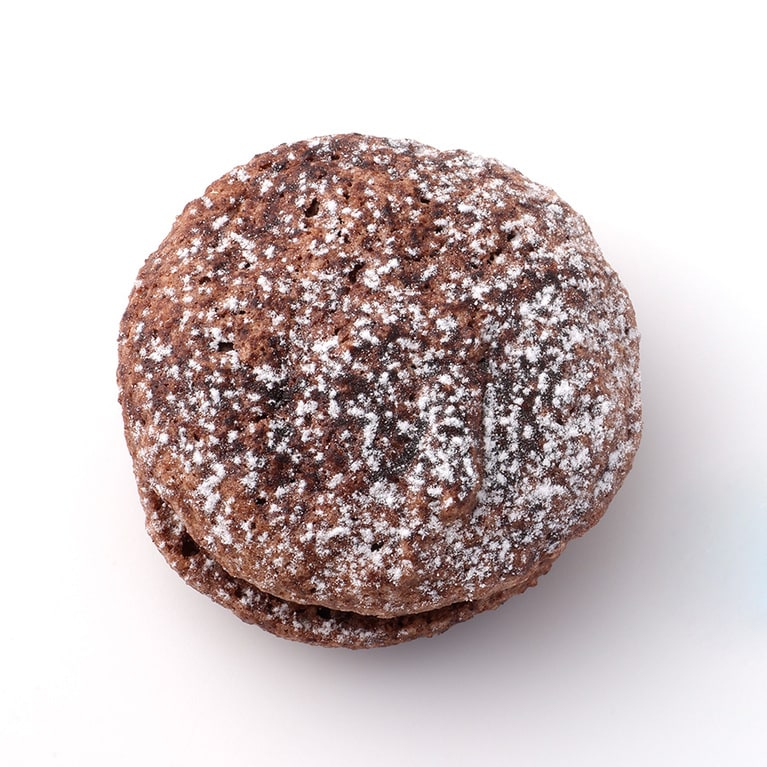 ネリュスコ 320円。サクッ、ネチッとしたチョコレート生地で、ビターチョコレートのガナッシュをサンド。