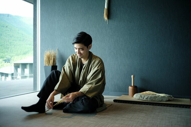 「ご当地楽」は、棚田を望むトラベルライブラリー奥の専用スペースで開催。