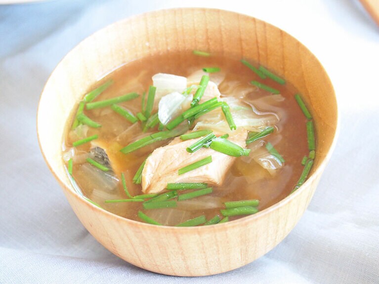 生鮭の甘酒入り味噌汁。