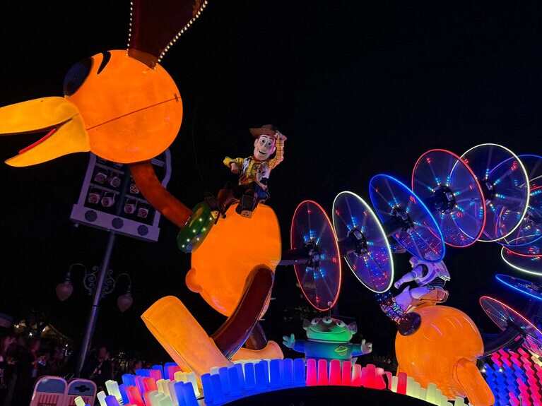 スリンキー・ドッグのフロートに乗って登場するカウボーイのウッディー