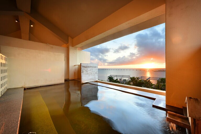 琉球温泉 瀬長島ホテル［沖縄／瀬長島］「龍神の湯」の立ち湯 夕景。