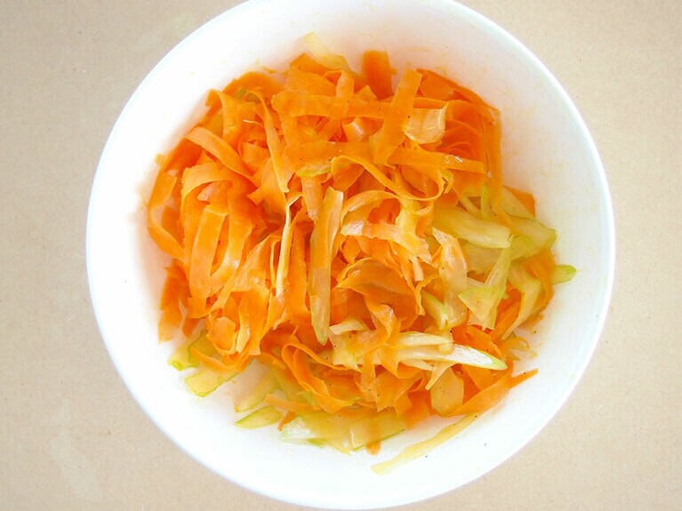 (3) ボウルに(2)の食材、塩胡椒を入れて、手で揉むように塩をなじませます。