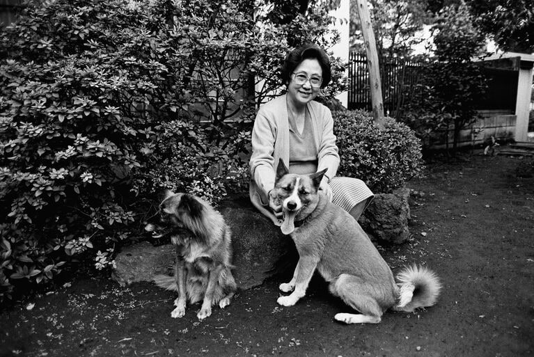 離婚後、芝生をはがし、田畑氏が愛したバラも抜くと、自分好みの木の多い庭に。愛犬と。