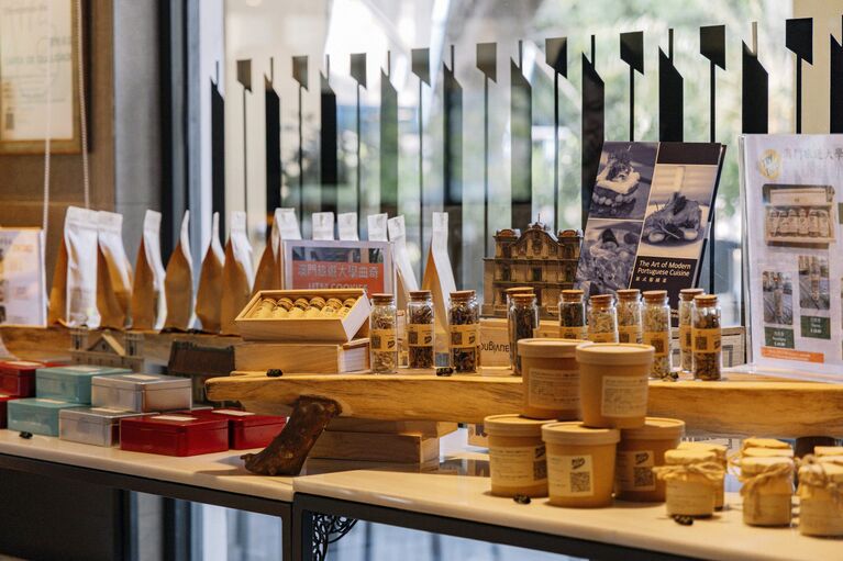 店内では、レストラン特製のアーモンドクッキーやポルトガルワインも販売。お土産が見つかる穴場スポット。