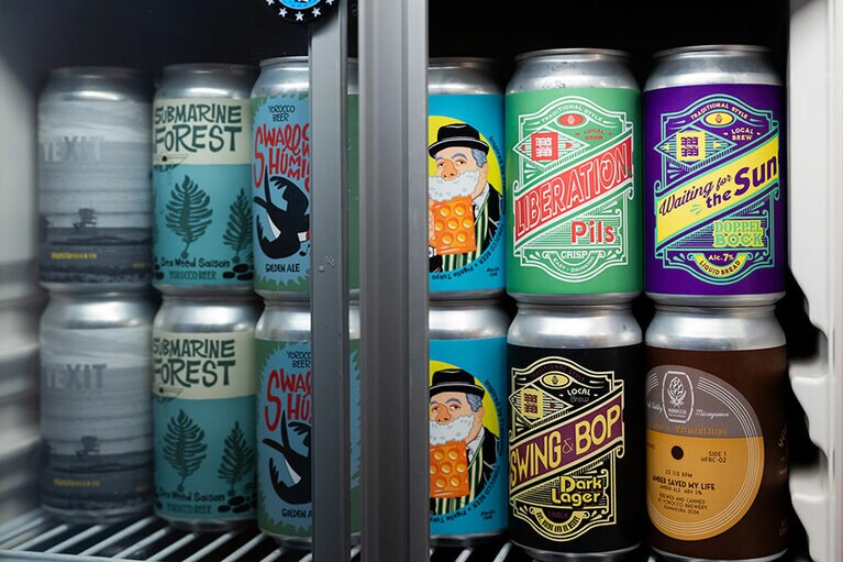 ハワイのラニカイブリューイングのビールを思い出す、カラフルなデザイン。缶は持ち帰りのみ。