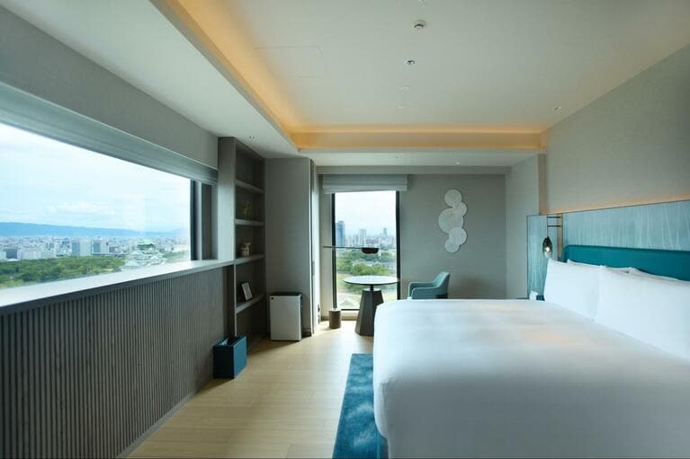 「ダブルツリーbyヒルトン大阪城」のキングプレミアムスイートルームキャッスルビューからは、大阪城が一望できる。