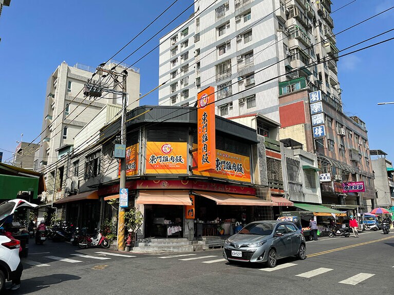 オレンジの看板が目印です。