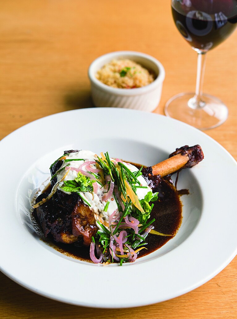 ニイハウ島産子羊のシャンク 29.5ドルはとろけるやわらかさ。ローストペッパーのクスクスを付け合わせに。