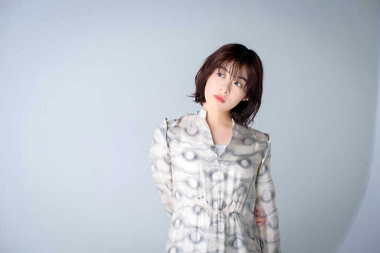 ドレス 71,500円(BRAND NEWS　電話番号 03-3797-3673)、イヤーカフ 12,100円(ノジェス　電話番号0800-500-5000)。