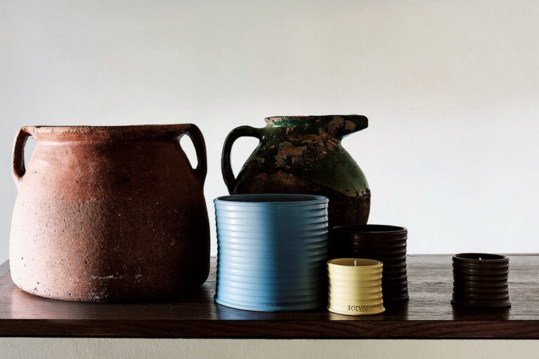 キャンドルの容器は、古いギリシャの器から着想を得たもの。商品はロエベの一部店舗と公式オンラインストアで取り扱う。