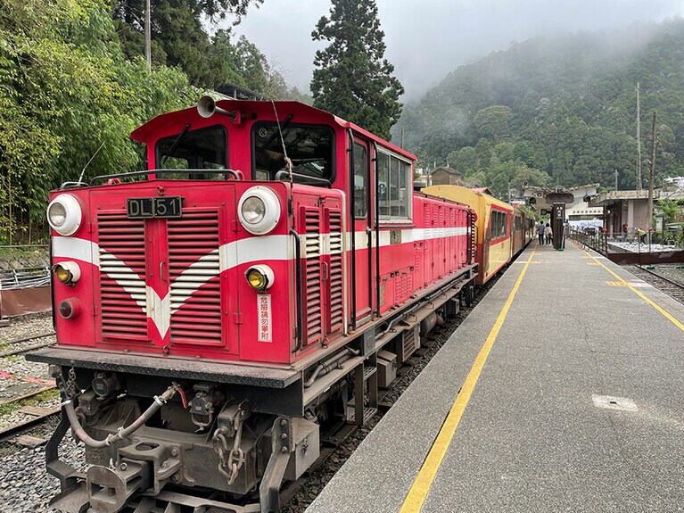 終点の阿里山駅までの運行はまだ再開していませんが、奮起湖駅までは毎日運行中。