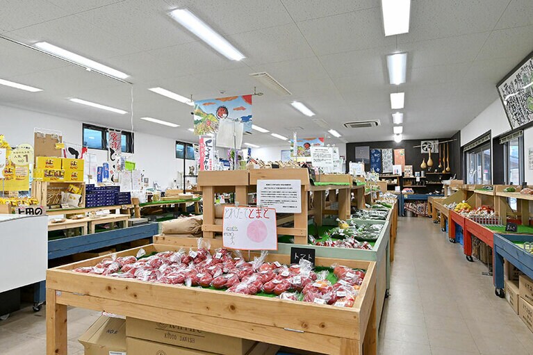 地元農家の朝採れ野菜や宮津の特産品が並ぶ。