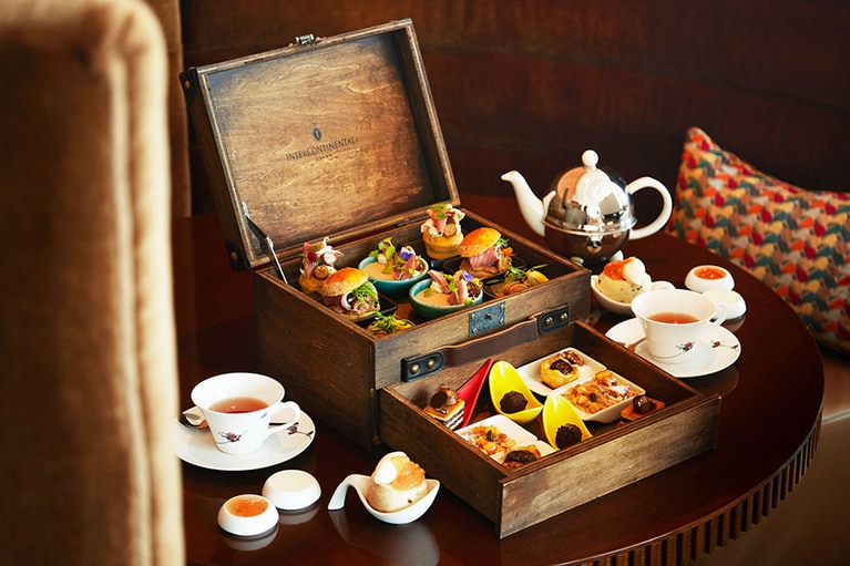 インターコンチネンタルホテル大阪。20階のラウンジ「3-60（スリーシクスティ）」“ハーベストアフタヌーンティー” 1名 6,785円、グラスシャンパン付き 9,200円。