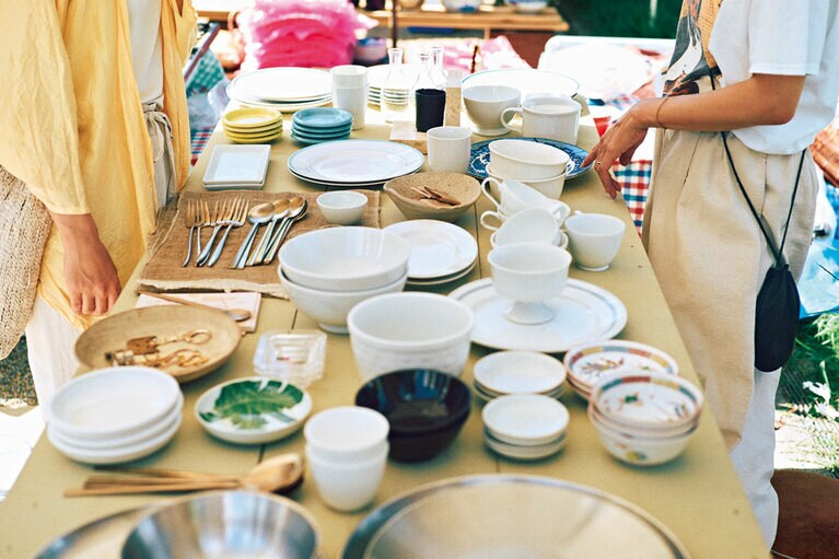 日本や韓国の古いものを扱う「tok（トーク）」はシンプルながら愛嬌あるセレクトで必ずチェックする店。店主との会話からものの背景を知ったり。