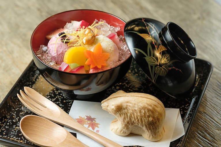 モミジを模った「人参の蜜煮」や「揚げ芋」など、野菜を使った華やかなパフェ。季節ごとに内容は変わり、11月末までは秋のパフェを味わえます。