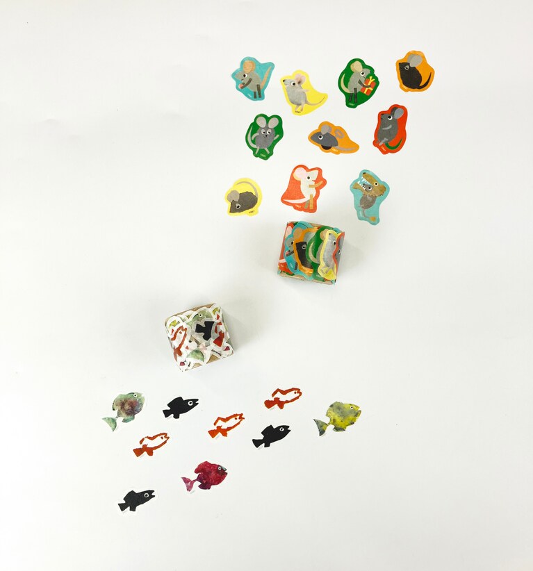 小ぶりなステッカー。全2種、各1,100円。