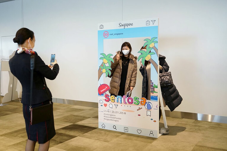 フォトフレームで記念撮影を。JALの制服を着た地上係員の方がシャッターを押してくれる。