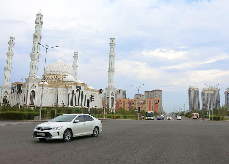 新市街には、新しい建物やマンションが。左に見えるのは「ハズレット・スルタン・モスク」。