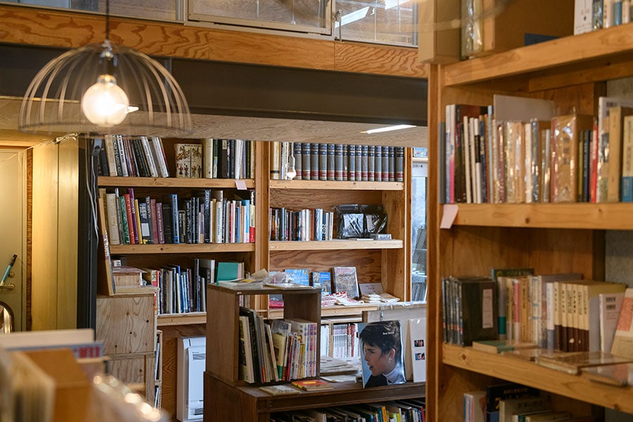 本棚を眺めるだけでテンションも上がってくる、迷路のような空間。