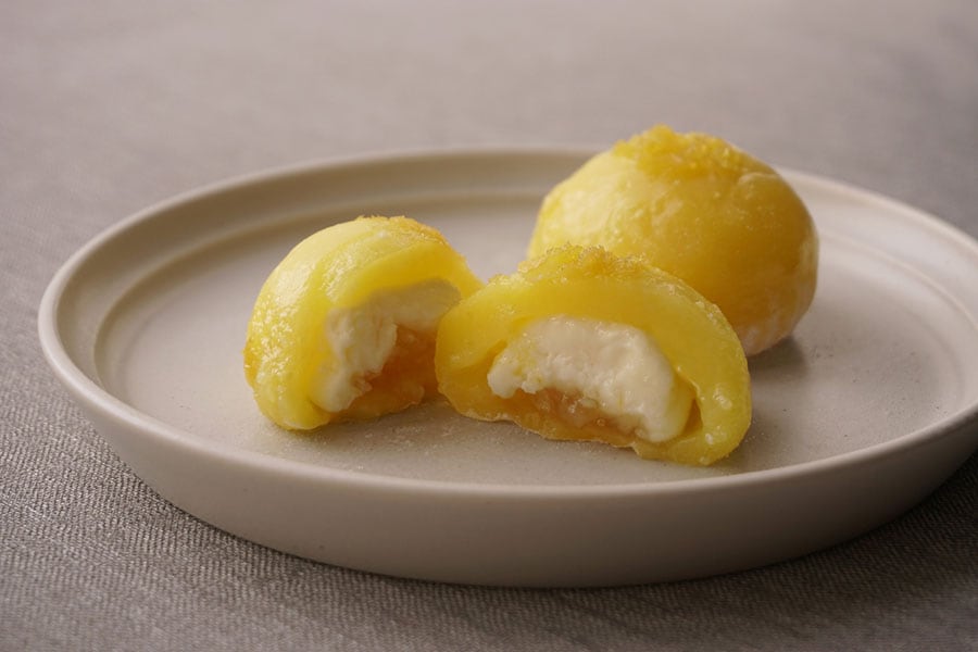 成城石井自家製 フレッシュ瀬戸内レモンで作ったチーズクリーム大福 323円。