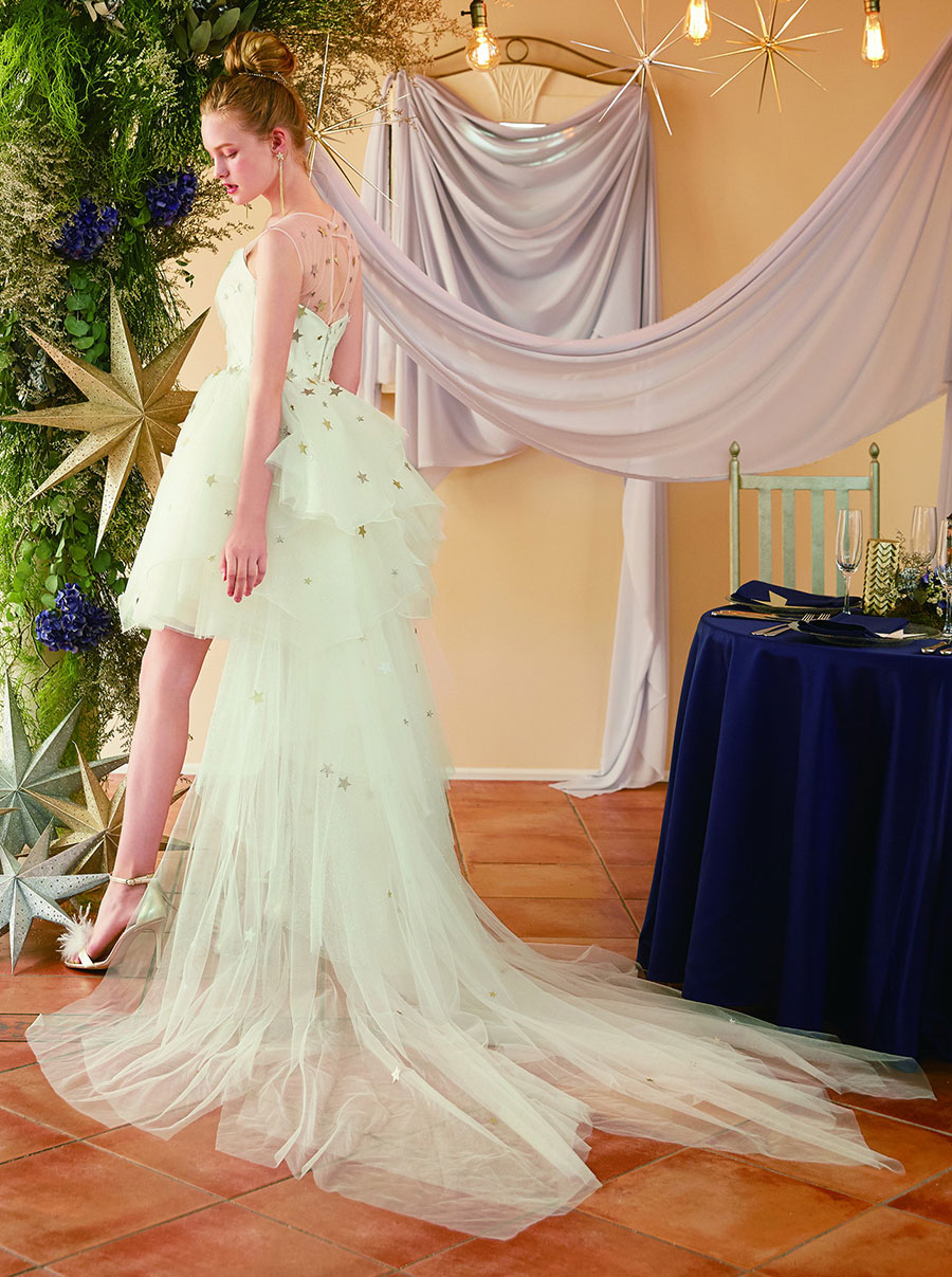 ティンカー・ベルをモチーフにしたドレスは、エアリーなデザインがチャーミングなグリーンカラーのドレスを含めて4種が誕生。ティンカー・ベルの可愛さや軽やかさ、キラキラ輝く妖精の粉の煌めきがイメージされている。(C)Disney