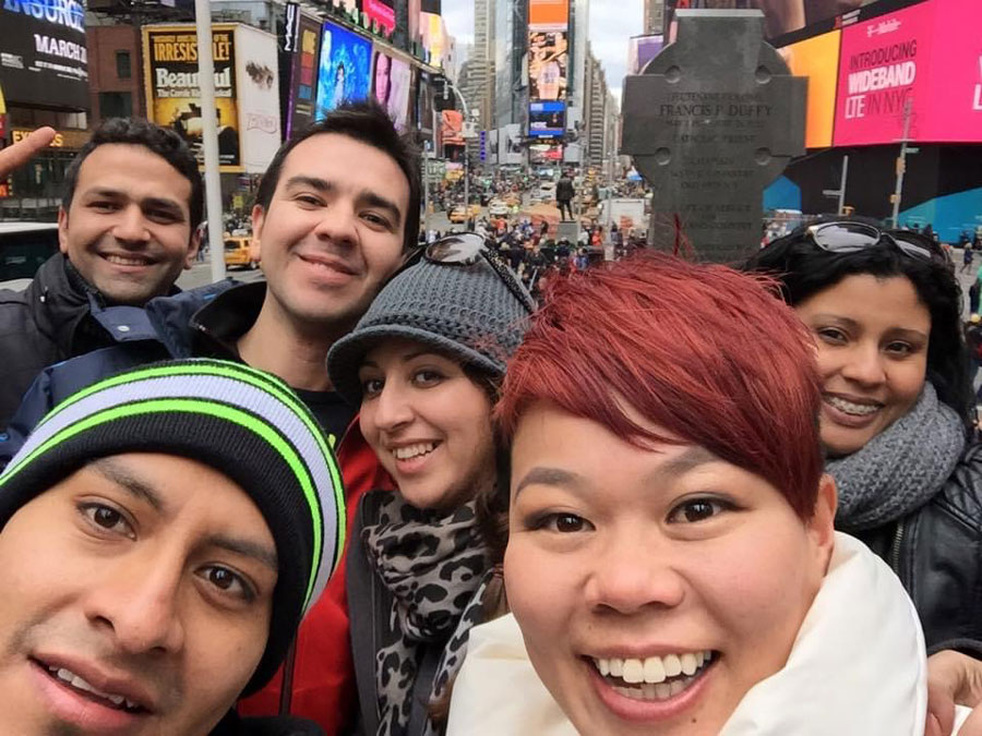 N.Y.タイムズ・スクエアで2015年、語学学校の友人と観光旅行。