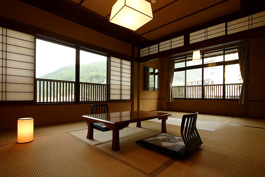 客室は全部で8室。窓の向こうには、信州の山々の景色が広がる。