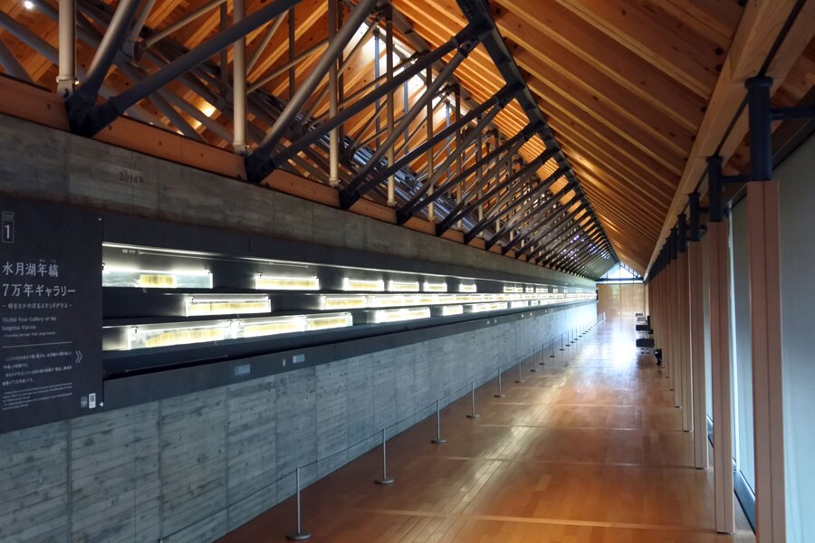 福井県年縞博物館(若狭町)には45メートル、7万年間分の記録が詰まった年縞のステンドグラスが展示されています。