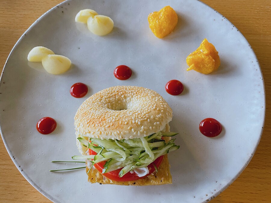 卵焼きや野菜などを挟み、バーガー風にするのが現代流。写真はホテル「日光春和」の朝食。