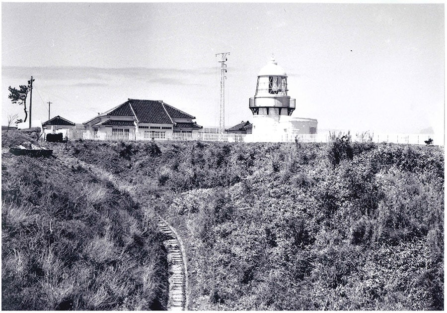 灯台看守の官舎があったころの写真。