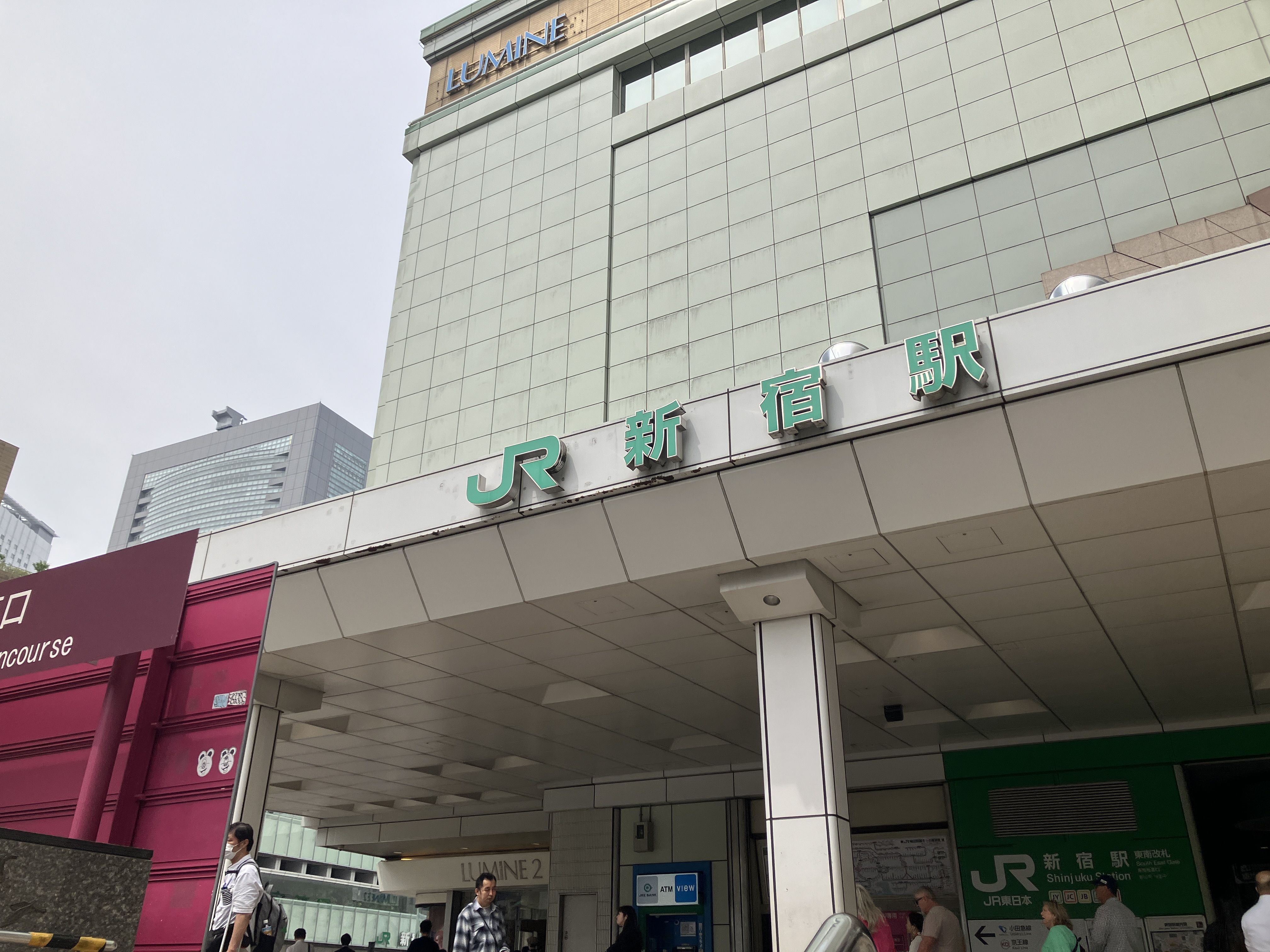 インバウンドで溢れる新宿駅南口