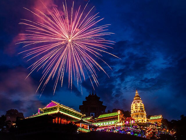 マレーシア最大の仏教寺院を彩る 旧正月の電飾はまるでテーマパーク